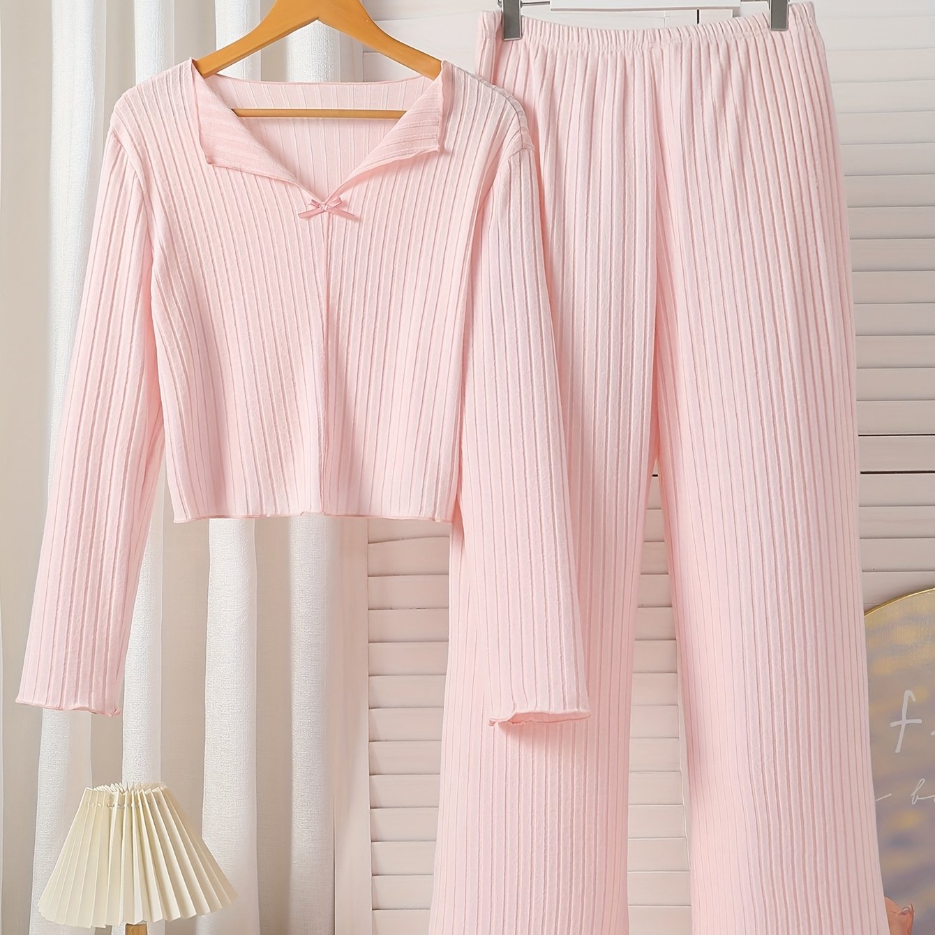 Elegant pyjamasset med V-ringning, rosettdetalj & långa ärmar