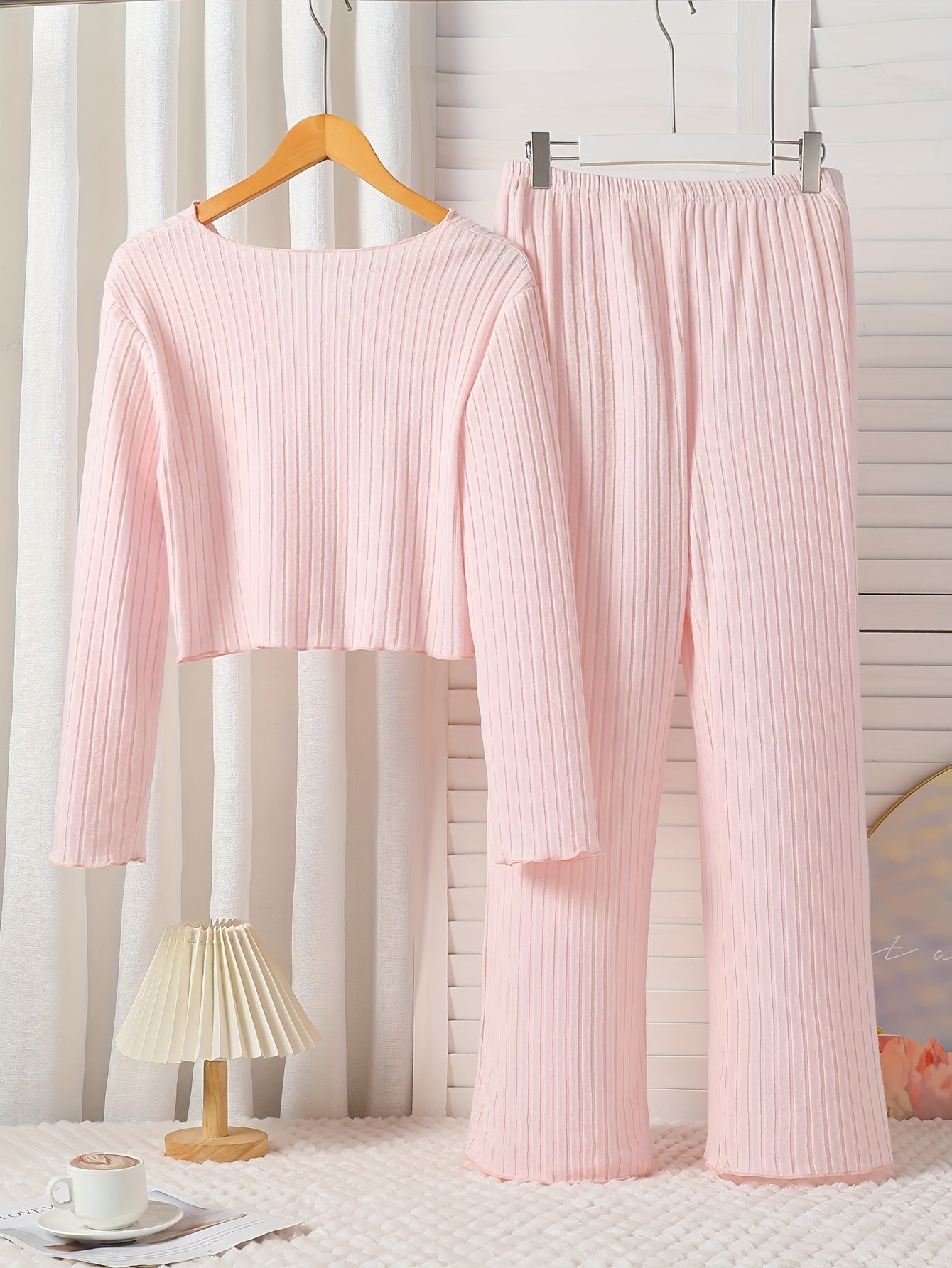 Elegant pyjamasset med V-ringning, rosettdetalj & långa ärmar