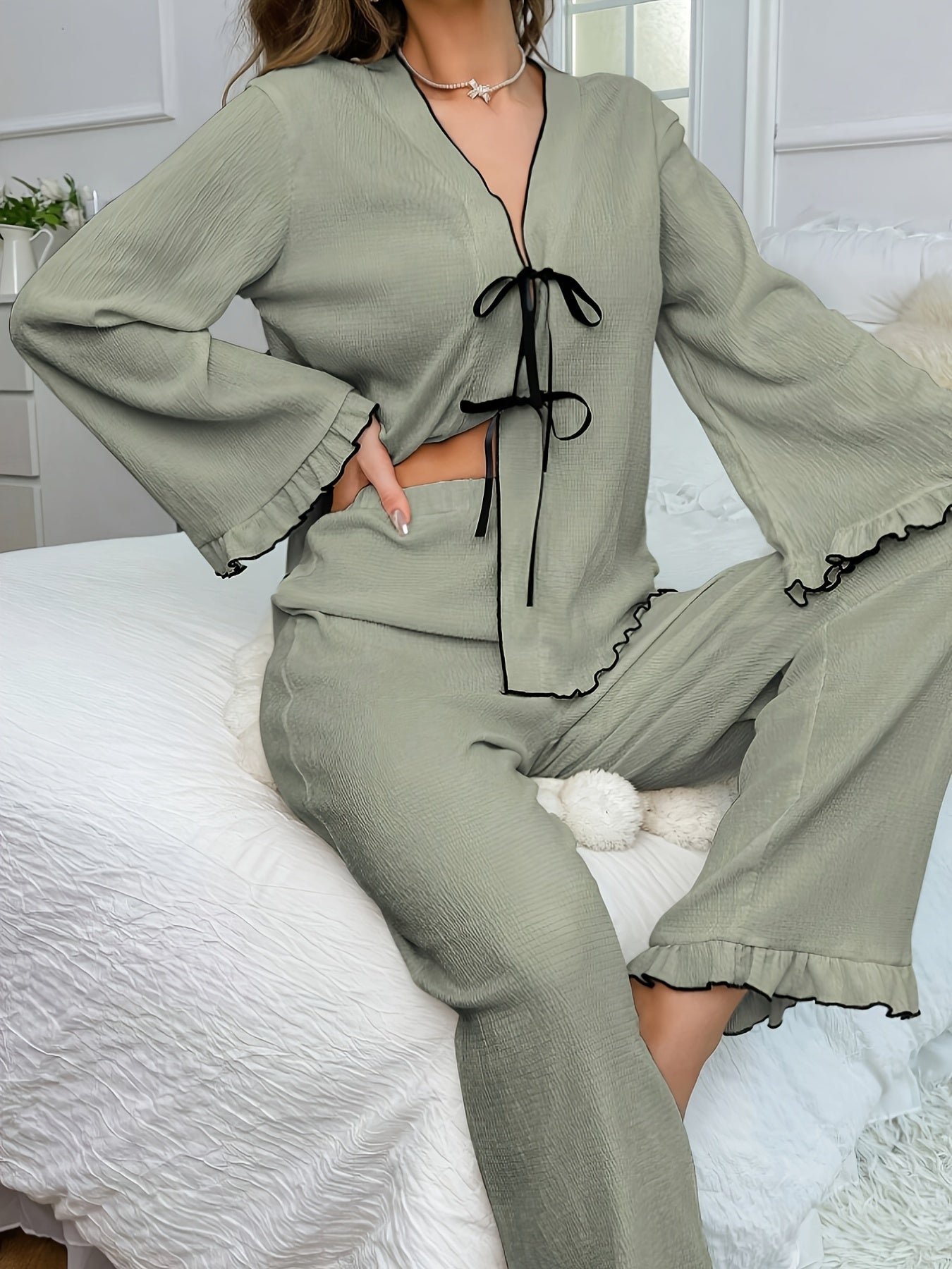 Tvådelad pyjamas med V-hals i mjuk polyesterblandning – långärmad topp & byxor