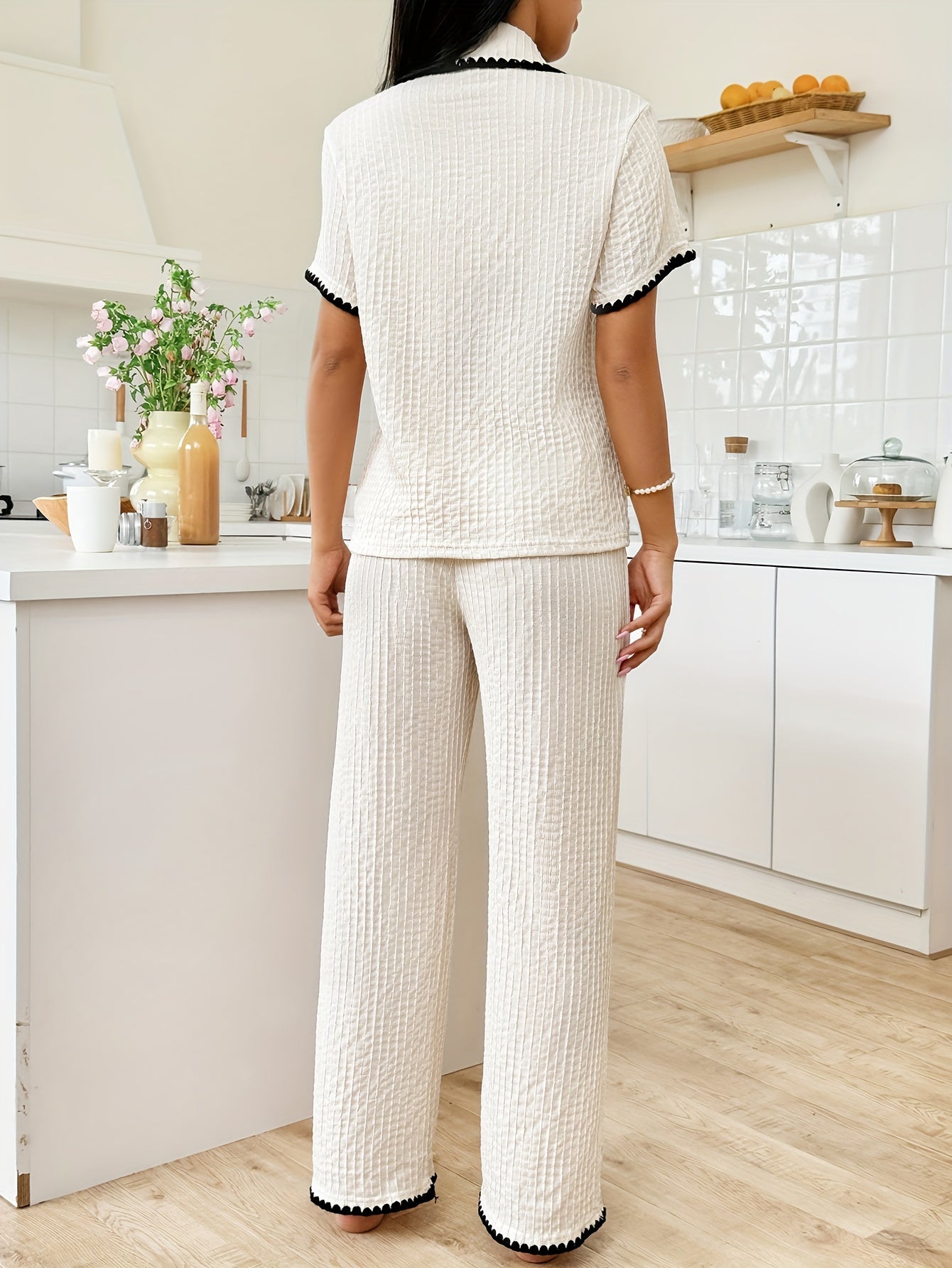 Tvådelad pyjamas i texturerat tyg med knappdetaljer och slagkrage