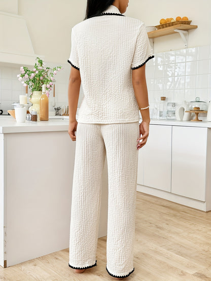 Tvådelad pyjamas i texturerat tyg med knappdetaljer och slagkrage